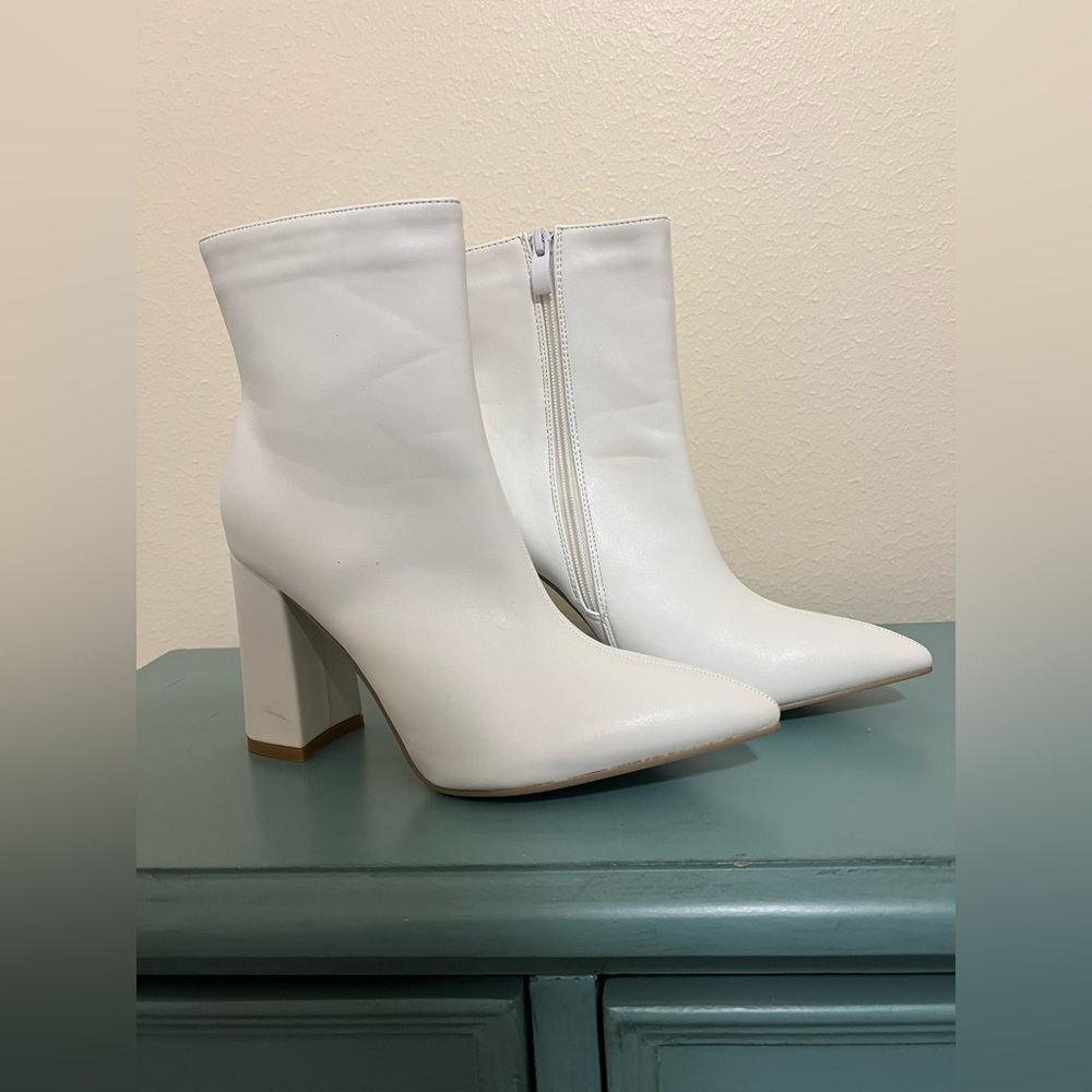 Shoe Dazzle, White leather heeled booties, size 9. Worn twice.
